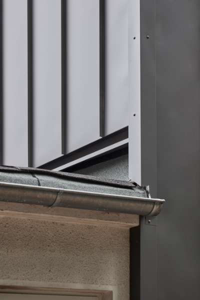 Stahlprofile und Holzschalung gestalten geschmackvolle Fassade, Geibelstraße 18, 23611 Bad Schwartau